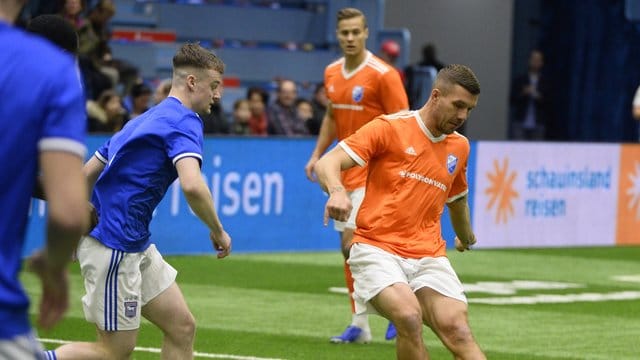 Lukas Podolski zeigte sein Können beim Hallen-Turnier in Gummersbach.