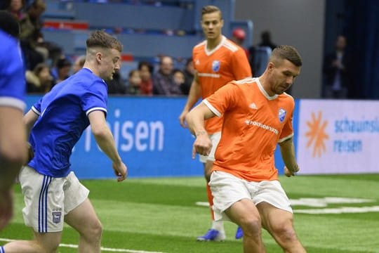 Lukas Podolski zeigte sein Können beim Hallen-Turnier in Gummersbach.