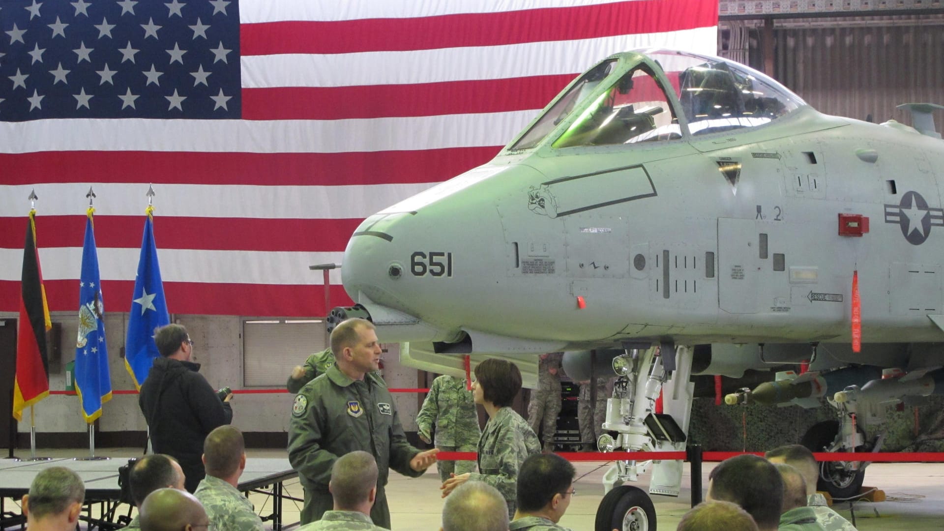 US-Soldaten vor einem A-10-Kampfflugzeug auf dem US-Flugplatz in Spangdahlem: Rund 4.000 US-Soldaten arbeiten auf der Basis in der Eifel. US-Soldaten vor einem A-10-Kampfflugzeug auf dem US-Flugplatz in Spangdahlem: Rund 4.000 US-Soldaten arbeiten auf der Basis in der Eifel.