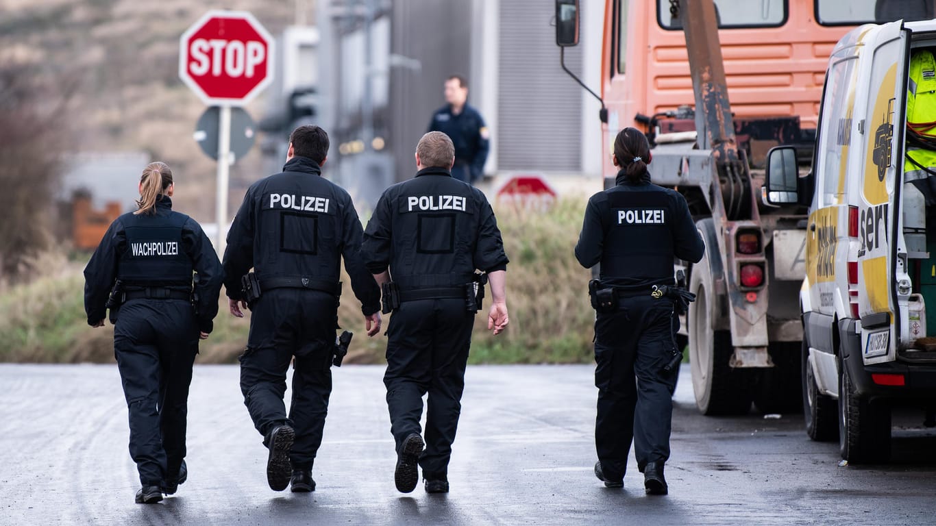 Polizisten auf dem Gelände des Rhein-Main-Deponiepark: Eine DNA-Analyse ergab, dass die Knoche der vermissten Frau gehörten.