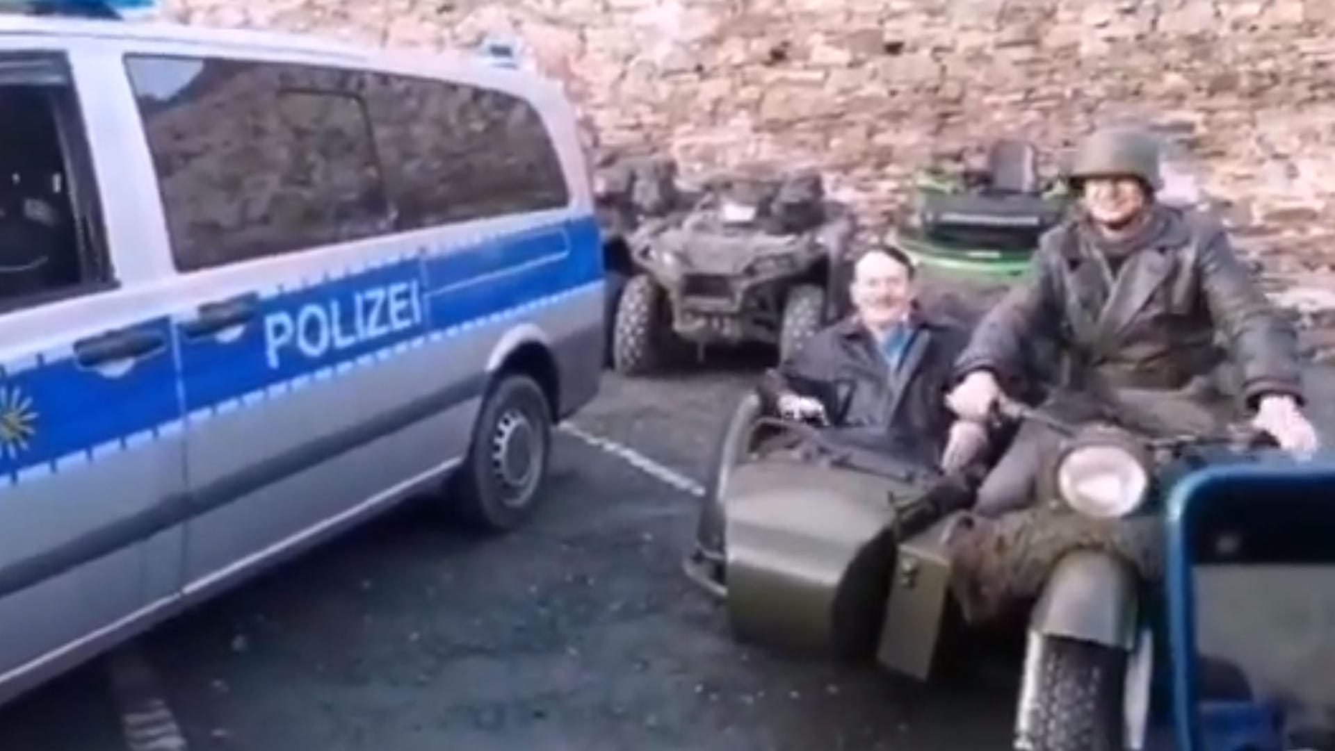 Ein als Hitler verkleideter Biker: Er war am Schloss Augustusburg in Sachsen unterwegs.