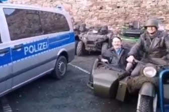 Ein als Hitler verkleideter Biker: Er war am Schloss Augustusburg in Sachsen unterwegs.