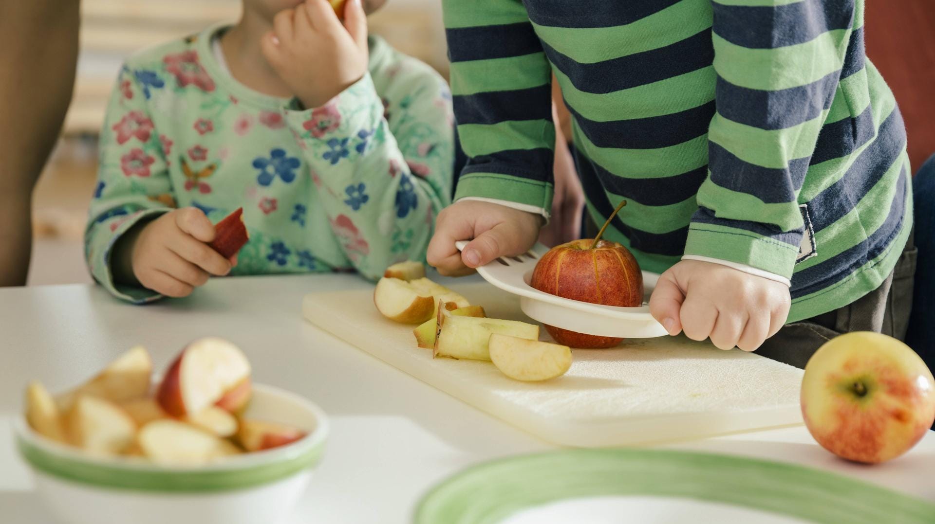 Kinder stechen Äpfel aus: Für die Kleiderläden und den Eltern-Kind-Treff sucht der Kinderschutzbund noch Freiwillige (Symbolbild). Kinder stechen Äpfel aus: Für die Kleiderläden und den Eltern-Kind-Treff sucht der Kinderschutzbund noch Freiwillige (Symbolbild).
