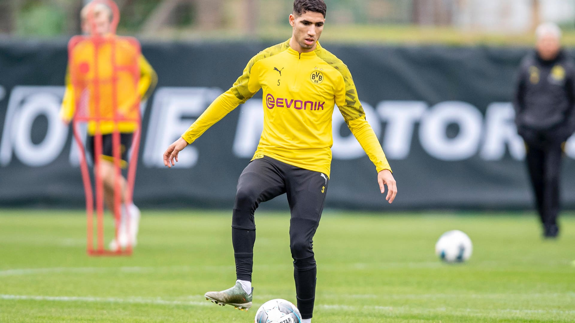 Achraf Hakimi im Trainingslager von Borussia Dortmund: Zumindest vorerst bleibt das Toptalent dem Klub erhalten.