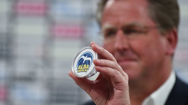 BBL-Geschäftsführer Stefan Holz präsentierte bei der Auslosung die Loskugel mit Alba Berlin als Gastgeber des Pokalfinales.