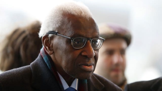 Der ehemalige Präsident des Leichtathletik-Weltverbandes, Lamine Diack, muss sich vor Gericht verantworten.