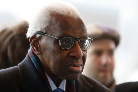 Der ehemalige Präsident des Leichtathletik-Weltverbandes, Lamine Diack, muss sich vor Gericht verantworten.