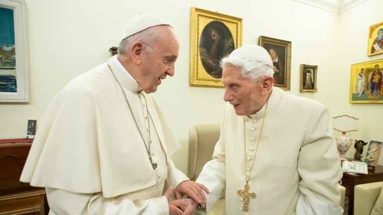 Papst Franziskus (l) und der emeritierte Papst Benedikt XVI im Kloster "Mater Ecclesiae" in Rom.
