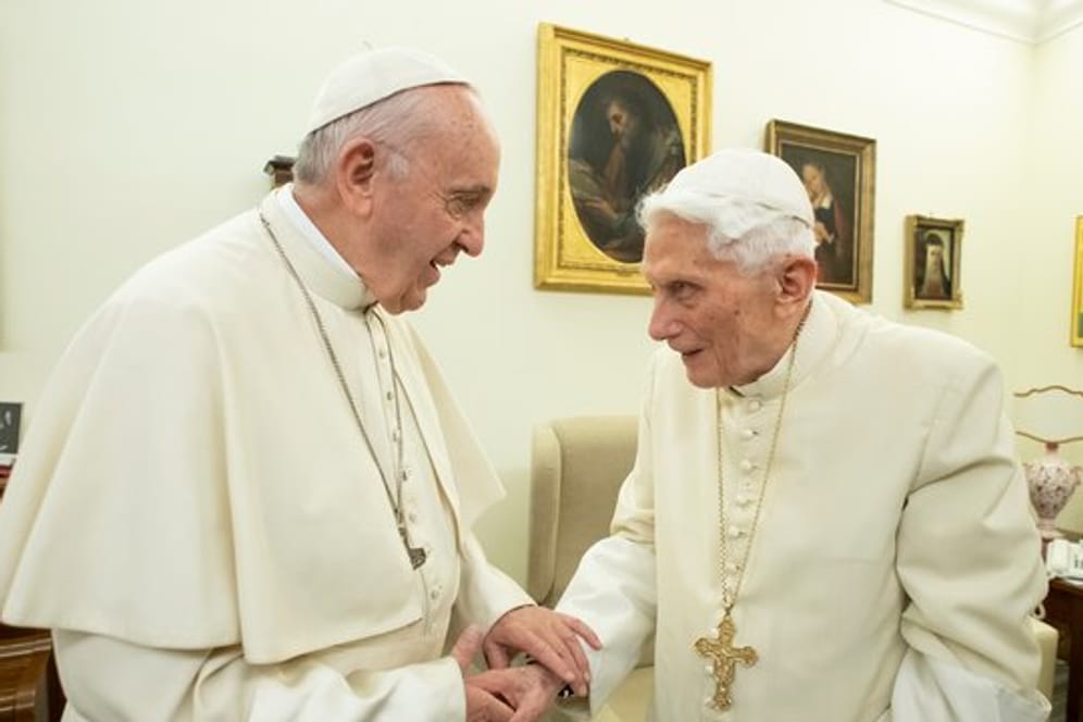 Papst Franziskus (l) und der emeritierte Papst Benedikt XVI im Kloster "Mater Ecclesiae" in Rom.