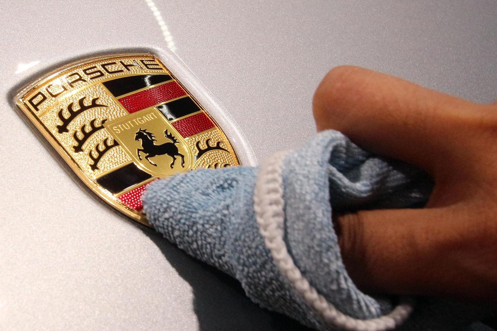 Porschelogo: In Europa und Deutschland verzeichnete der Autobauer die stärksten Zuwächse mit jeweils 15 Prozent.