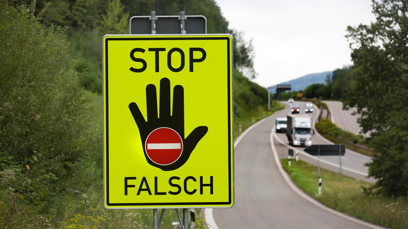 Ein Schild warnt vor dem Einfahren in eine Autobahnabfahrt: Nach 25 Kilometern wendete der Kleinlaster auf dem Standstreifen. (Symbolbild)