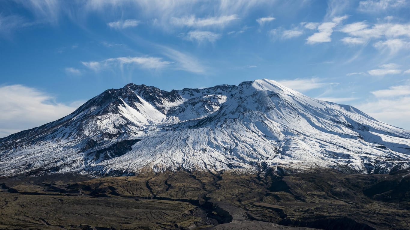 Mount St. Helens in den USA: Der Vulkan ist bis heute aktiv. Nach einem Ausbruch im Jahr 1980 rutschte die gesamte Nordflanke des Berges lawinenartig ab.