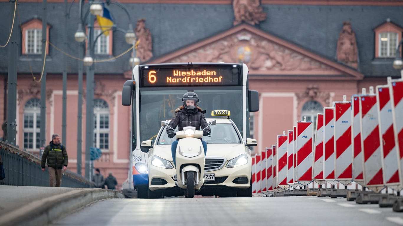 Fahrzeuge auf der Theodor-Heuss-Brücke: Wegen Sanierungsarbeiten ist die Verbindung zwischen Mainz und Wiesbaden vier Wochen gesperrt.