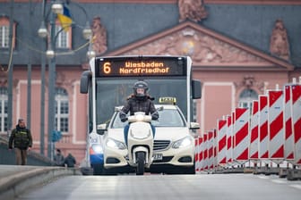 Fahrzeuge auf der Theodor-Heuss-Brücke: Wegen Sanierungsarbeiten ist die Verbindung zwischen Mainz und Wiesbaden vier Wochen gesperrt.