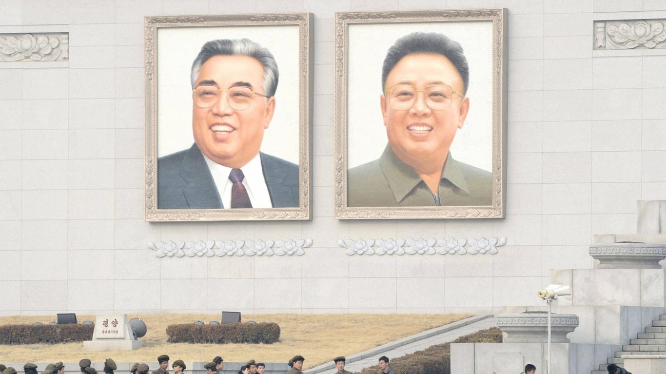 Porträts der ehemaligen Machthaber Kim Jong-il und Kim Il-Sung: In Nordkorea prägen die Porträts nicht nur das Stadtbild der Hauptstadt Pjöngjang. Die Bilder müssen auch in jedem Haushalt hängen.