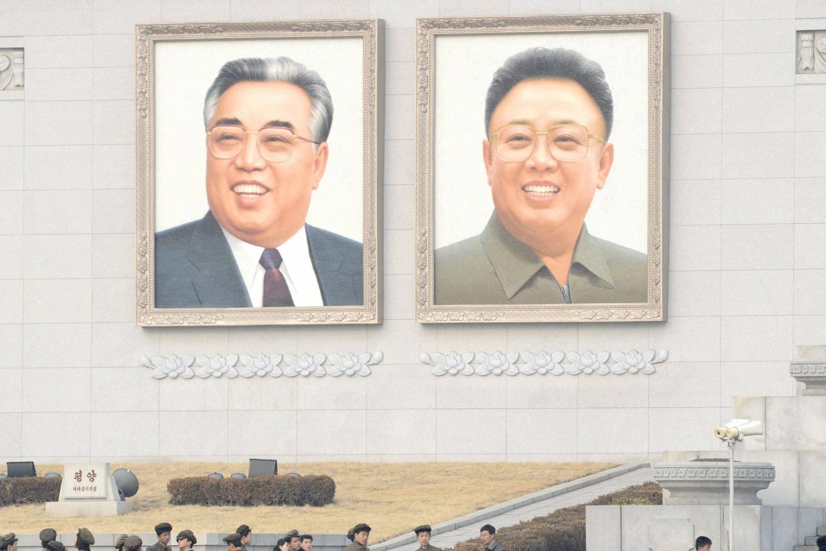 Porträts der ehemaligen Machthaber Kim Jong-il und Kim Il-Sung: In Nordkorea prägen die Porträts nicht nur das Stadtbild der Hauptstadt Pjöngjang. Die Bilder müssen auch in jedem Haushalt hängen.