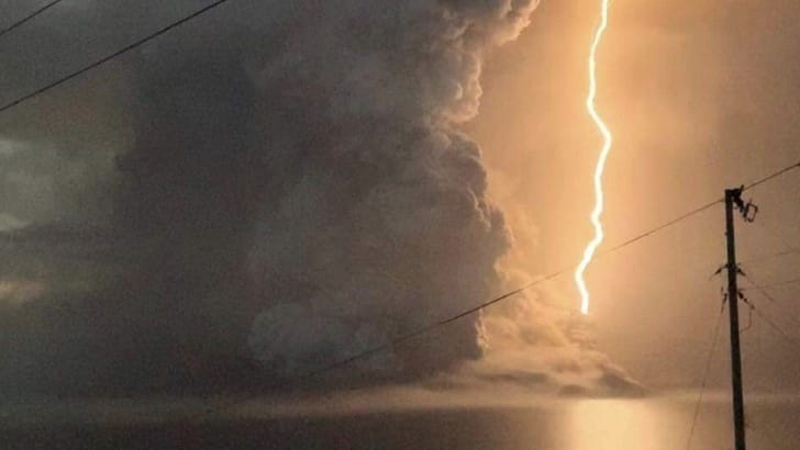 Blitz schlägt in den "Taal" ein: Es steigt eine große Aschewolke auf, nachdem der Vulkan ausgebrochen ist.