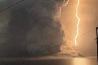 Blitz schlägt in den "Taal" ein: Es steigt eine große Aschewolke auf, nachdem der Vulkan ausgebrochen ist.