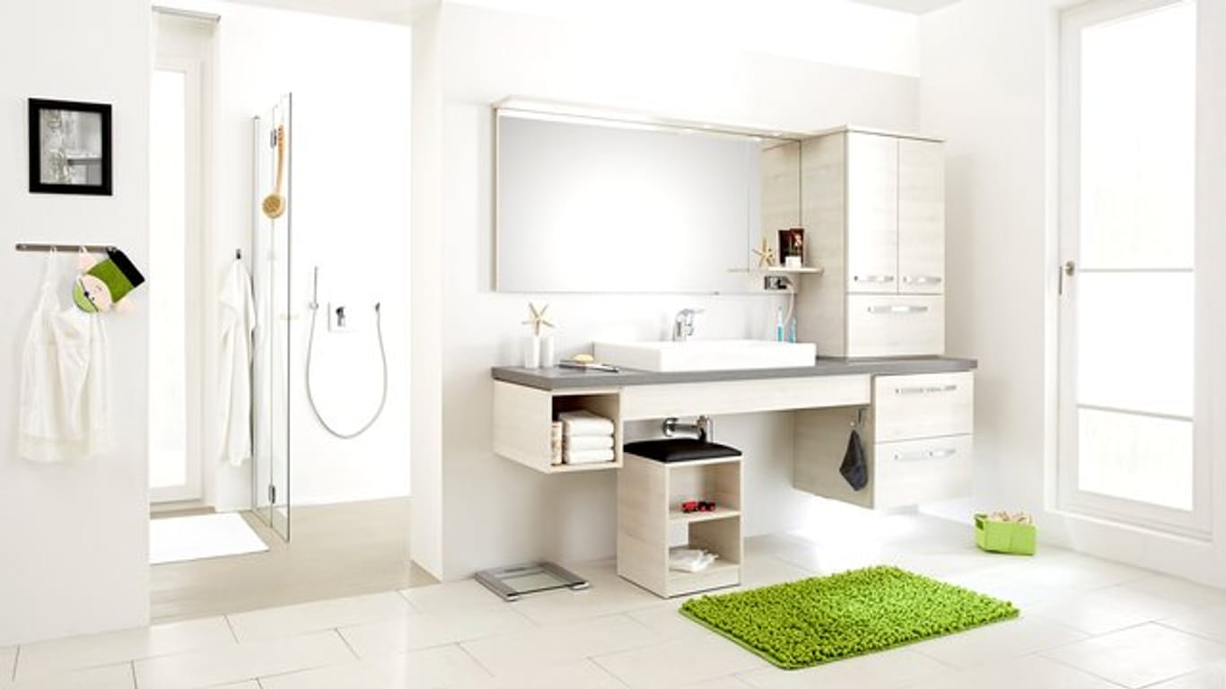 Badezimmer-Möbel nehmen bei richtiger Pflege trotz hoher Luftfeuchtigkeit keinen Schaden.