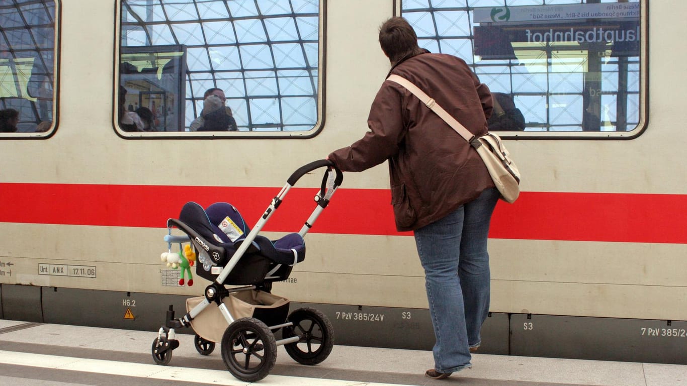 Frau mit Kinderwagen: Wer mit schwerem Gepäck reist, kann die Mitarbeiter der Deutschen Bahn um Hilfe bitten. (Symbolbild)