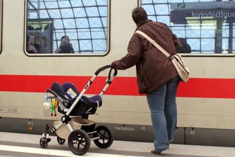 Frau mit Kinderwagen: Wer mit schwerem Gepäck reist, kann die Mitarbeiter der Deutschen Bahn um Hilfe bitten. (Symbolbild)
