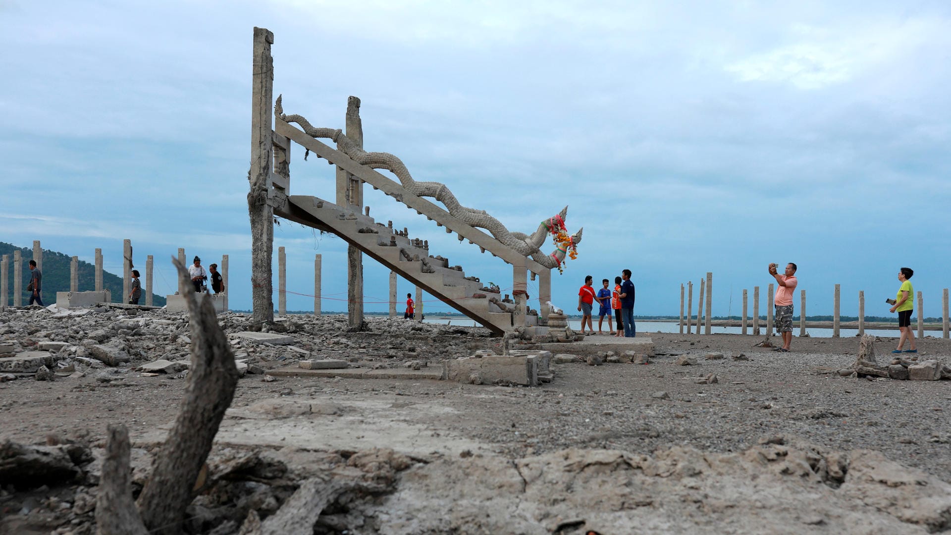 Menschen besuchen einen buddhistischen Tempel, der eigentlich am Grunde eines Stausees liegt: Die Wasserreserven gerade in der Hauptstadt Bangkok werden knapp. Menschen besuchen einen buddhistischen Tempel, der eigentlich am Grunde eines Stausees liegt: Die Wasserreserven gerade in der Hauptstadt Bangkok werden knapp.