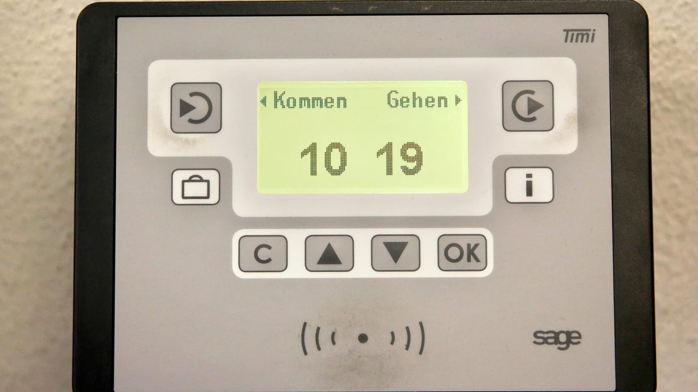 Elektronische Stechuhr zur Arbeitszeiterfassung: Bislang müssen in Deutschland nur Überstunden und Sonn- und Feiertagsarbeit dokumentiert werden.