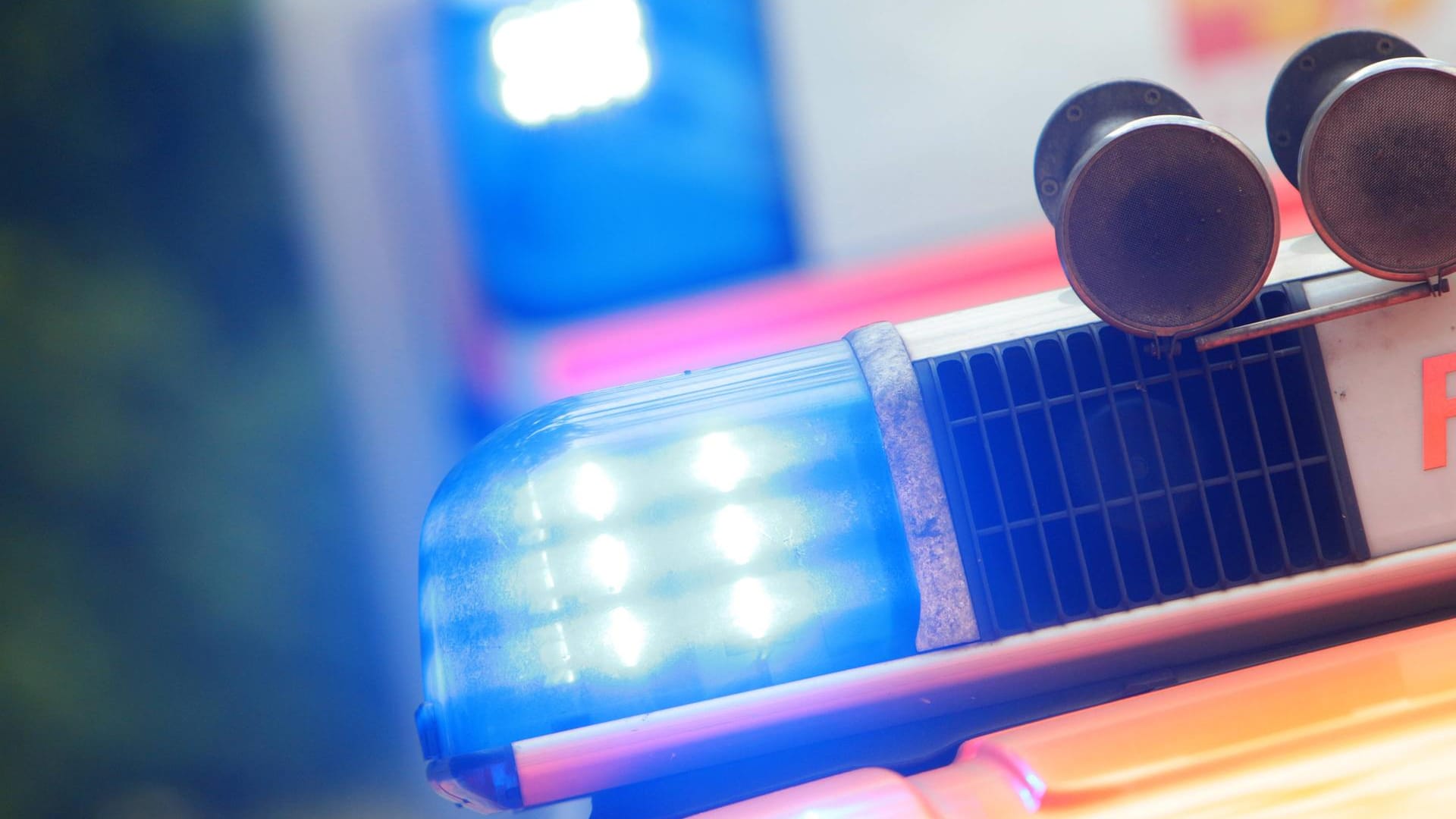 Eine Feuerwehrauto im Einsatz: Der Brand konnte schnell gelöscht werden. Eine Feuerwehrauto im Einsatz: Der Brand konnte schnell gelöscht werden.