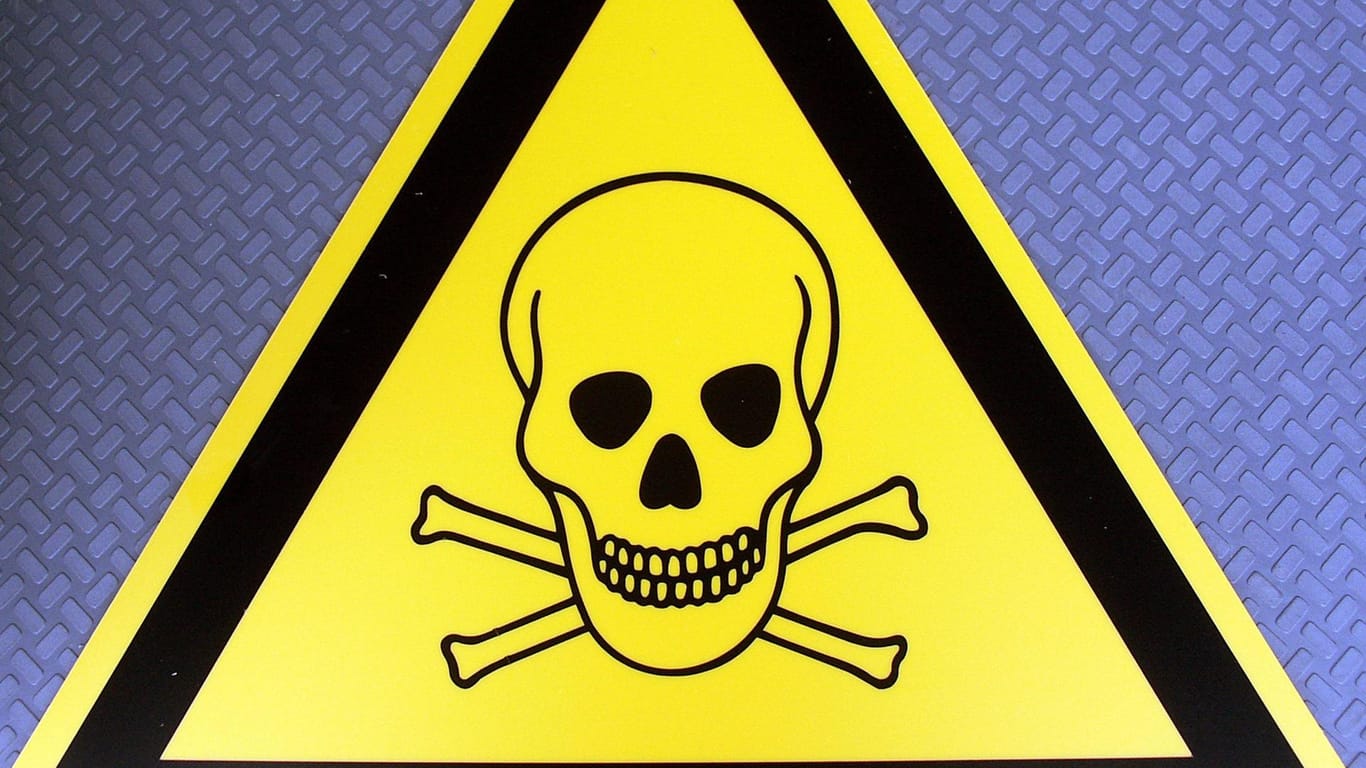 Gefahrenzeichen mit Totenkopfsymbol (Symbolbild): In Rheinbach bei Bonn sind neun Menschen bei einem Chemieunfall verletzt worden.
