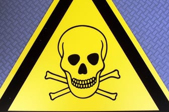Gefahrenzeichen mit Totenkopfsymbol (Symbolbild): In Rheinbach bei Bonn sind neun Menschen bei einem Chemieunfall verletzt worden.
