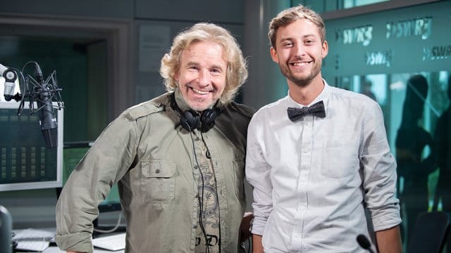 Thomas Gottschalk (l) sein Co-Moderator Constantin Zöller im Studio.