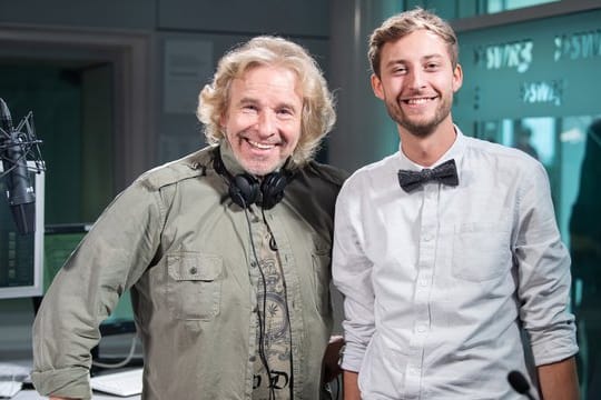 Thomas Gottschalk (l) sein Co-Moderator Constantin Zöller im Studio.