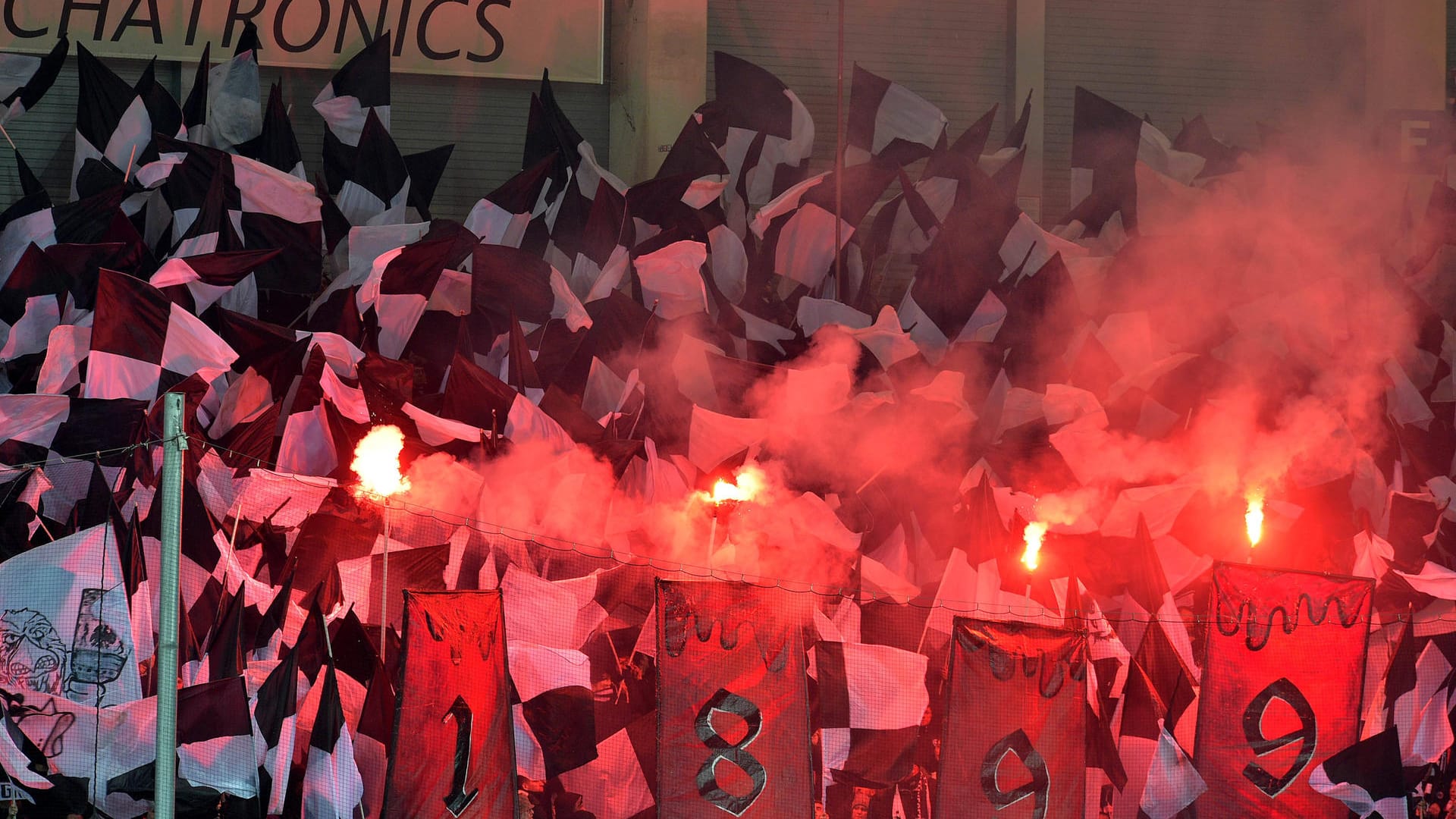 Eintracht-Fans zünden Pyrotechnik: Dafür fordert der hessische Innenminister Peter Beuth härtere Strafen.