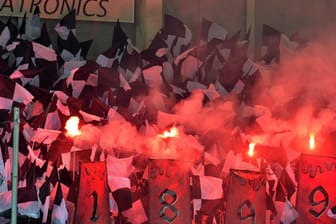 Eintracht-Fans zünden Pyrotechnik: Dafür fordert der hessische Innenminister Peter Beuth härtere Strafen.