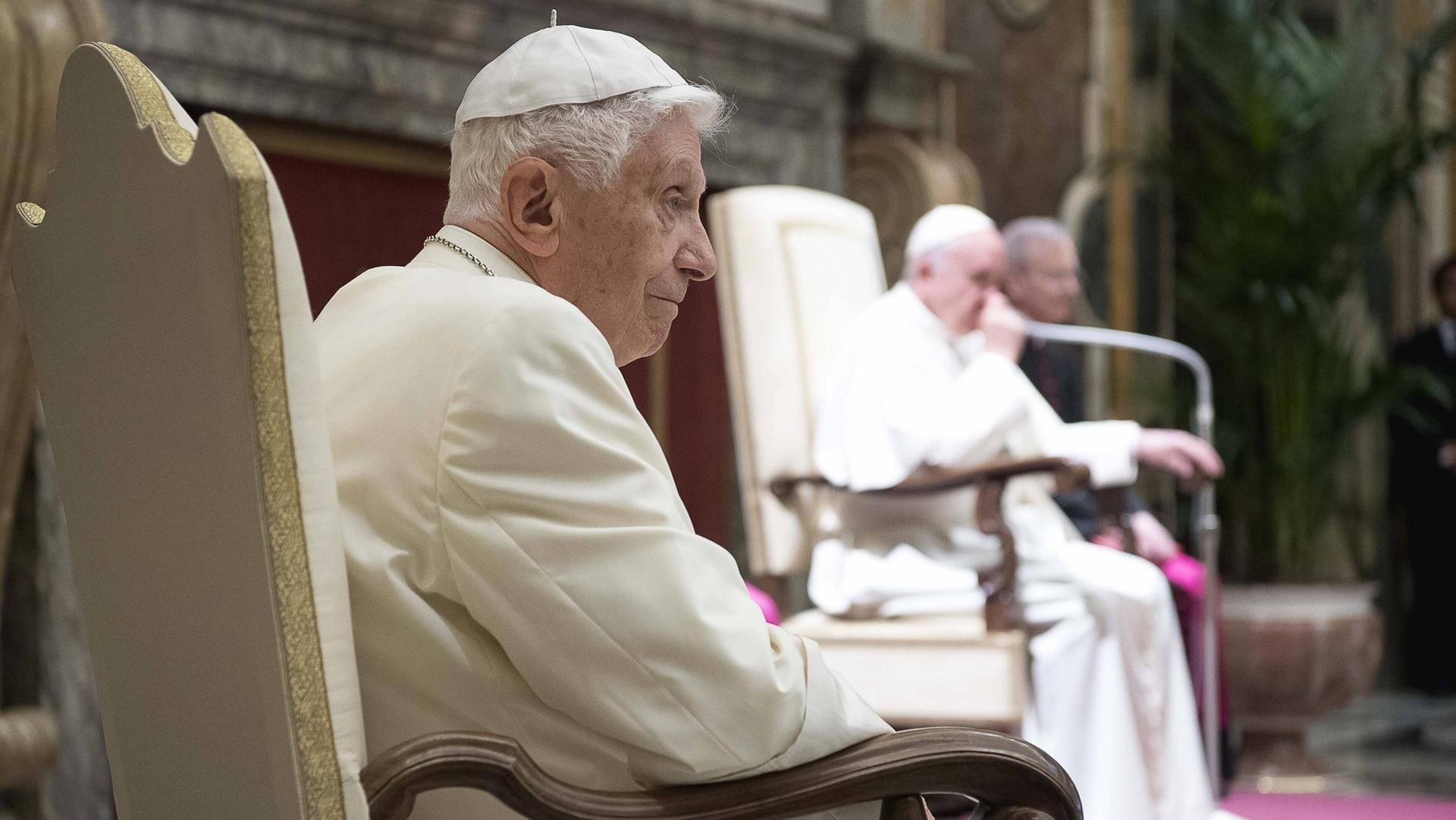 Der emeritierte Papst Benedikt XVI. und sein Nachfolger Franziskus: Die beiden haben in einigen Fragen unterschiedliche Ansichten. Der emeritierte Papst Benedikt XVI. und sein Nachfolger Franziskus: Die beiden haben in einigen Fragen unterschiedliche Ansichten.