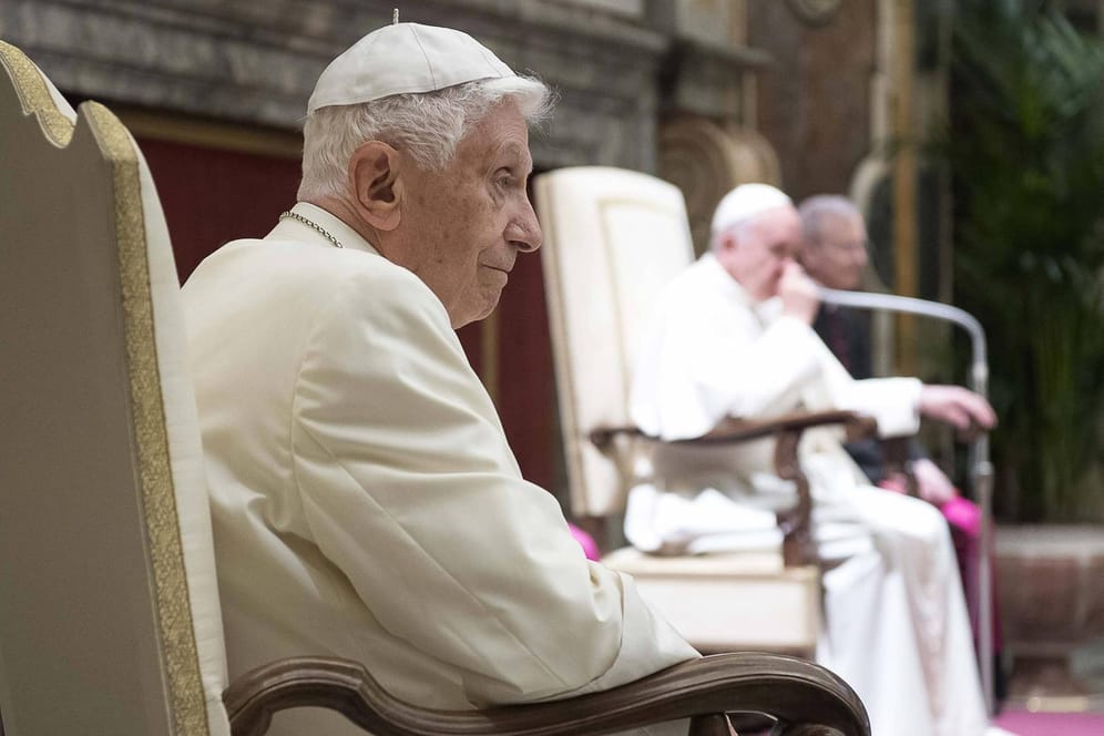Der emeritierte Papst Benedikt XVI. und sein Nachfolger Franziskus: Die beiden haben in einigen Fragen unterschiedliche Ansichten.