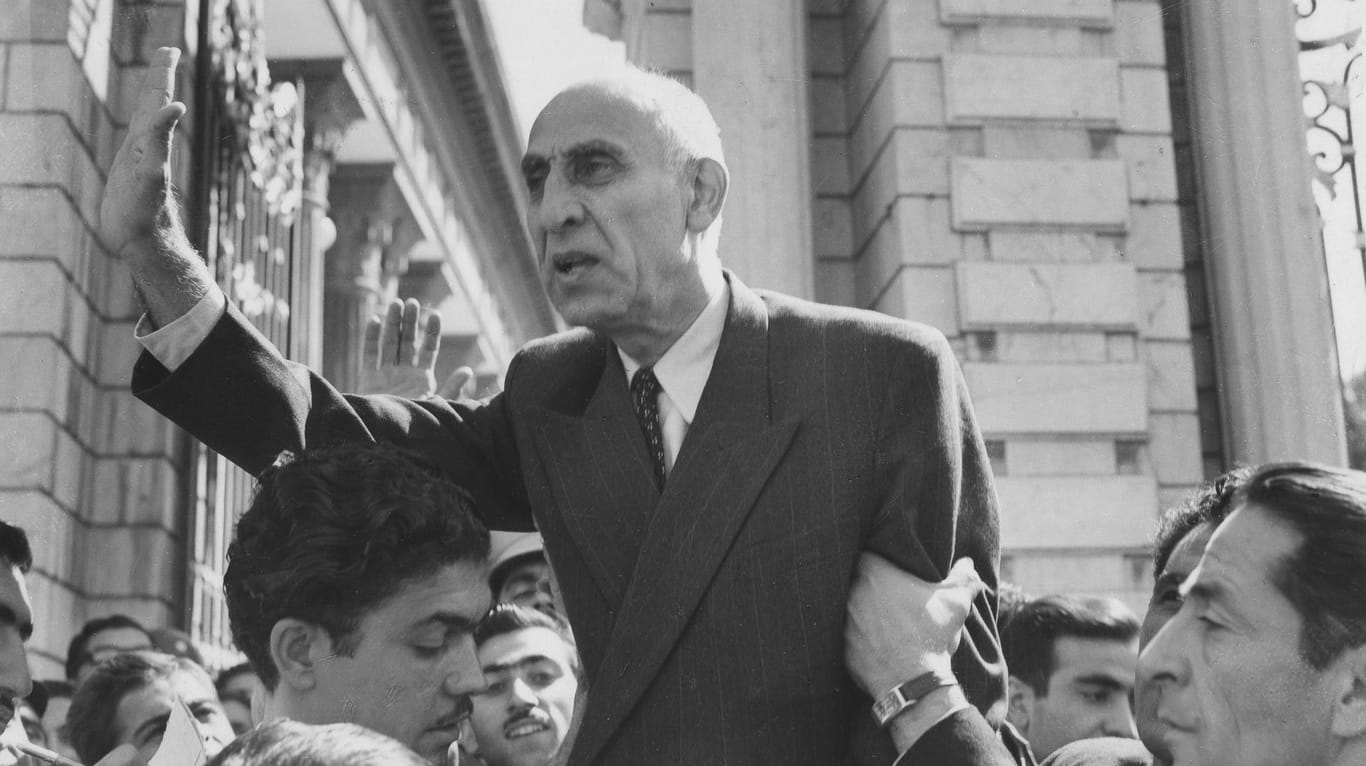 Mohammad Mossadegh bei einer Ansprache vor dem Parlamentsgebäude in Teheran im Oktober 1951.