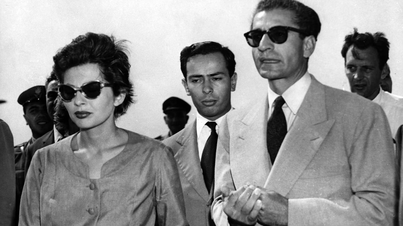 Der Schah von Persien besucht im August 1953 zusammen mit seiner Frau Paris.