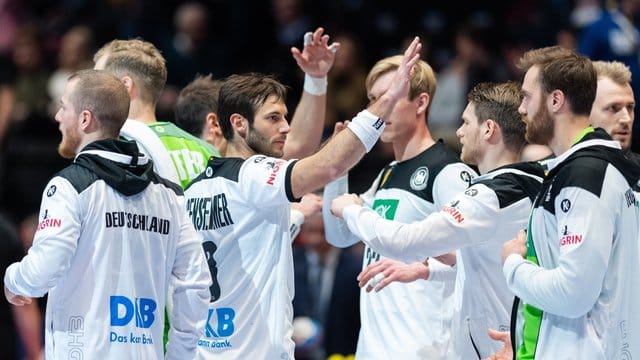 Deutschlands Spieler um Uwe Gensheimer (M/l) klatschen nach dem Sieg über Lettland ab. Deutschlands Spieler um Uwe Gensheimer (M/l) klatschen nach dem Sieg über Lettland ab.