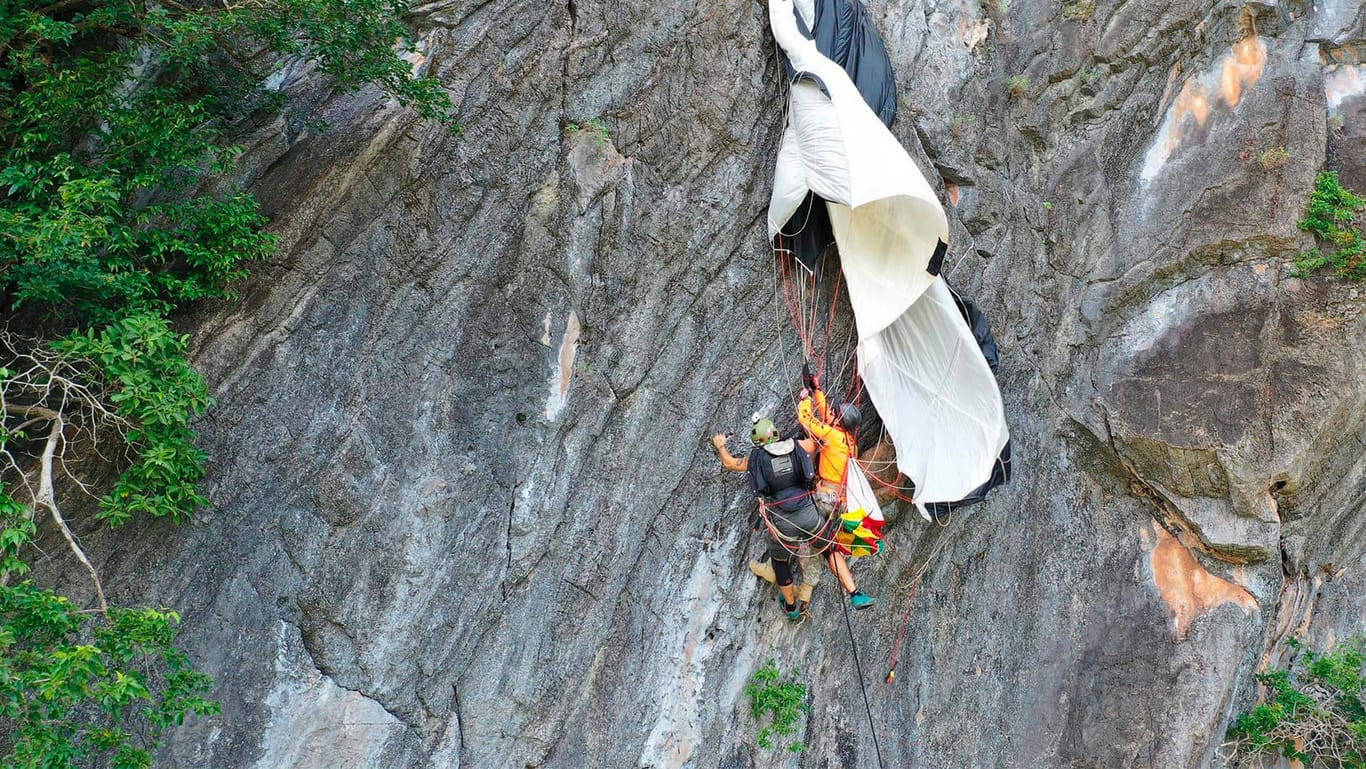 Der Basejumper und ein Bergretter an der Felswand: Anwohner hörten seine Hilferufe und holten Hilfe.