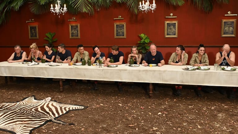 Alle Campbewohner bei der Dschungelprüfung "Dinner for Twelve".