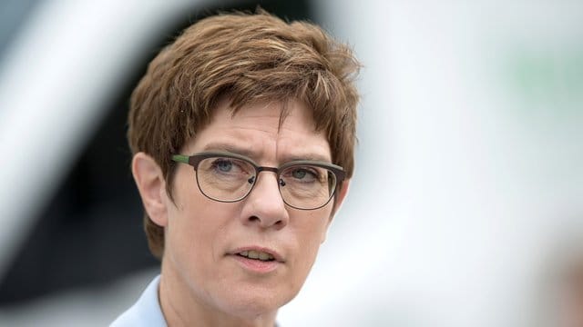 "Es ist nicht der richtige Weg, Kommunalpolitiker zu bewaffnen", sagt Kramp-Karrenbauer.