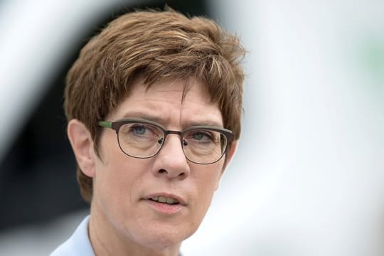 "Es ist nicht der richtige Weg, Kommunalpolitiker zu bewaffnen", sagt Kramp-Karrenbauer.