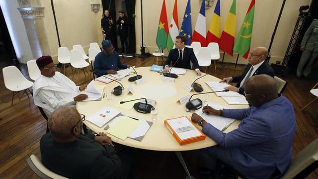 Emmanuel Macron und fünf seiner Amtskollegen aus der Sahelregion sprechen über Möglichkeiten im gemeinsamen Kampf gegen islamistische Terrorgruppen. Emmanuel Macron und fünf seiner Amtskollegen aus der Sahelregion sprechen über Möglichkeiten im gemeinsamen Kampf gegen islamistische Terrorgruppen.
