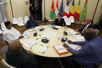 Emmanuel Macron und fünf seiner Amtskollegen aus der Sahelregion sprechen über Möglichkeiten im gemeinsamen Kampf gegen islamistische Terrorgruppen.