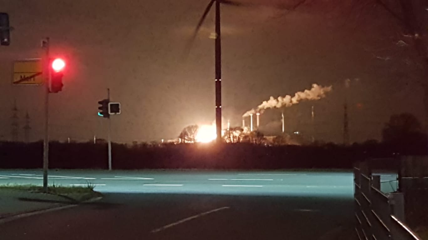 Feuerschein über dem Ruhrgebiet: Nordöstlich von Bottrop ist derzeit starker Flammenschein zu sehen, schrieb die Feuerwehr Bottrop auf Twitter.