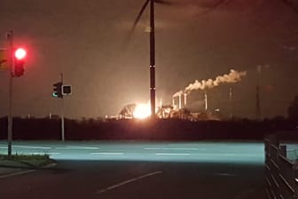 Feuerschein über dem Ruhrgebiet: Nordöstlich von Bottrop ist derzeit starker Flammenschein zu sehen, schrieb die Feuerwehr Bottrop auf Twitter.