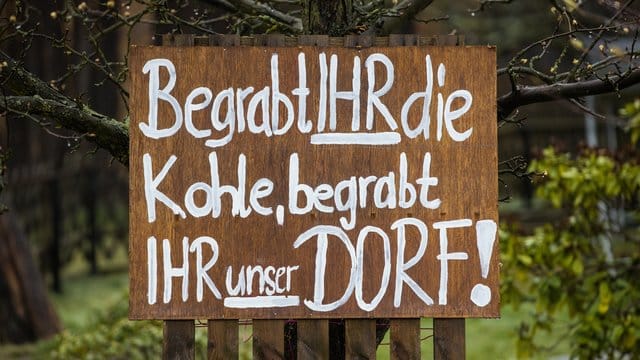 Protest in Mühlrose in der Lausitz: "Begrabt Ihr die Kohle, begrabt Ihr unser Dorf". Protest in Mühlrose in der Lausitz: "Begrabt Ihr die Kohle, begrabt Ihr unser Dorf".