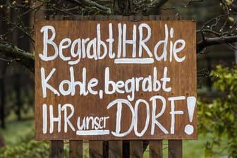 Protest in Mühlrose in der Lausitz: "Begrabt Ihr die Kohle, begrabt Ihr unser Dorf".