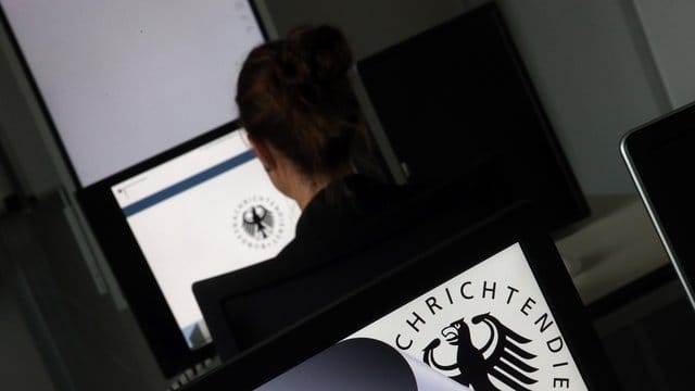 Bürgerrechtler und Journalisten wollen mit ihrer Klage unter anderem erreichen, dass der Bundesnachrichtendienst niemanden mehr ohne konkreten Verdacht ins Visier nehmen darf. Bürgerrechtler und Journalisten wollen mit ihrer Klage unter anderem erreichen, dass der Bundesnachrichtendienst niemanden mehr ohne konkreten Verdacht ins Visier nehmen darf.